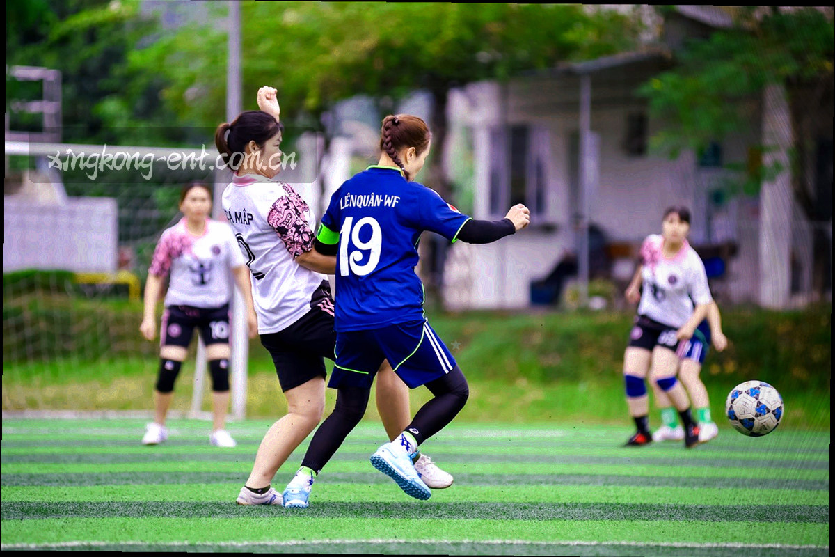 历史交锋摘要表与主客场、赛季阶段切换项的暗调数据界面